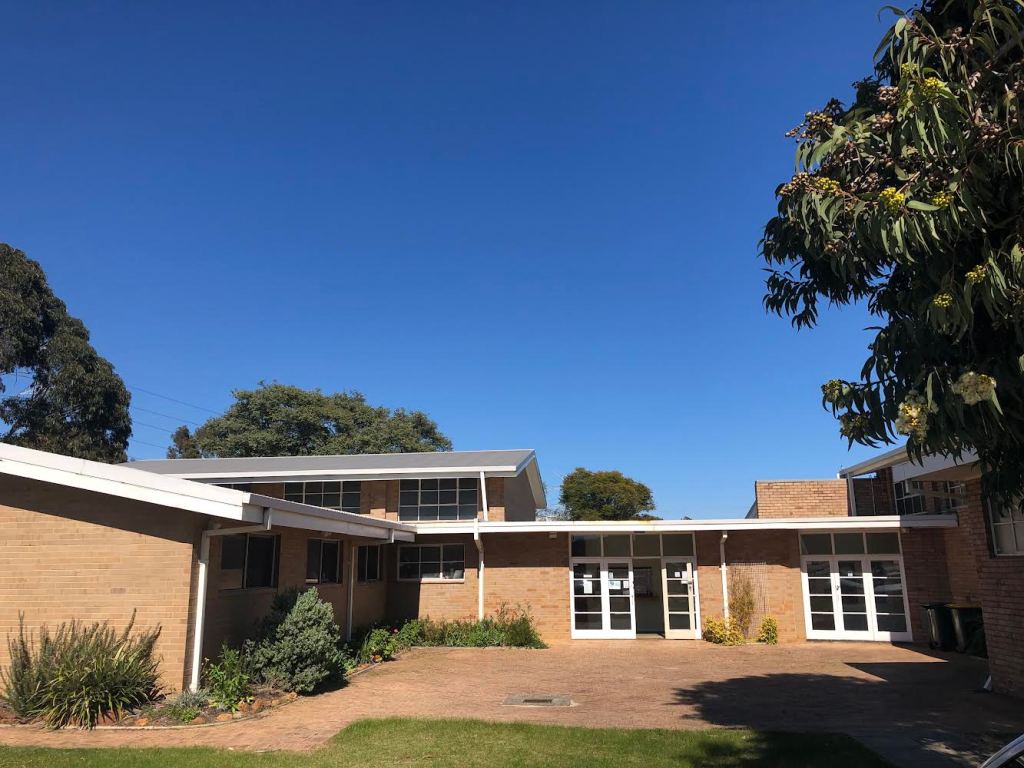 Photograph of a pale brick building, the outside of the Bellevue Baptist Church